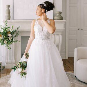 Sparkling Tulle Ballgown Wedding Dress with V-Neck Illusion Mesh Bodice